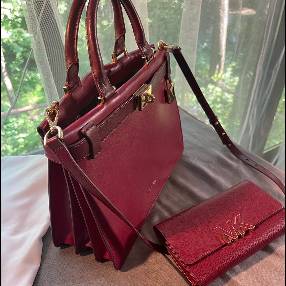 Michael Kors burgundy beautiful bag with matching wallet. Cute design with gold. - Picture 4 of 11